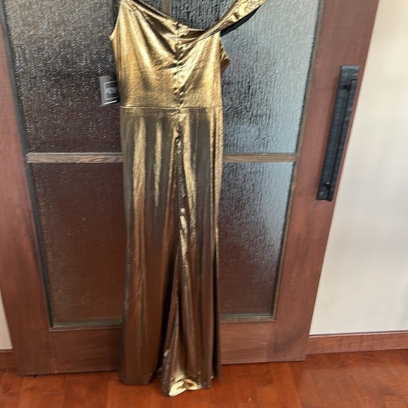 Mac Duggal
Metallic Off The Shoulder Gown size 6 NWT - Picture 9 of 12